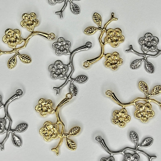 Dije de flor de cerezo