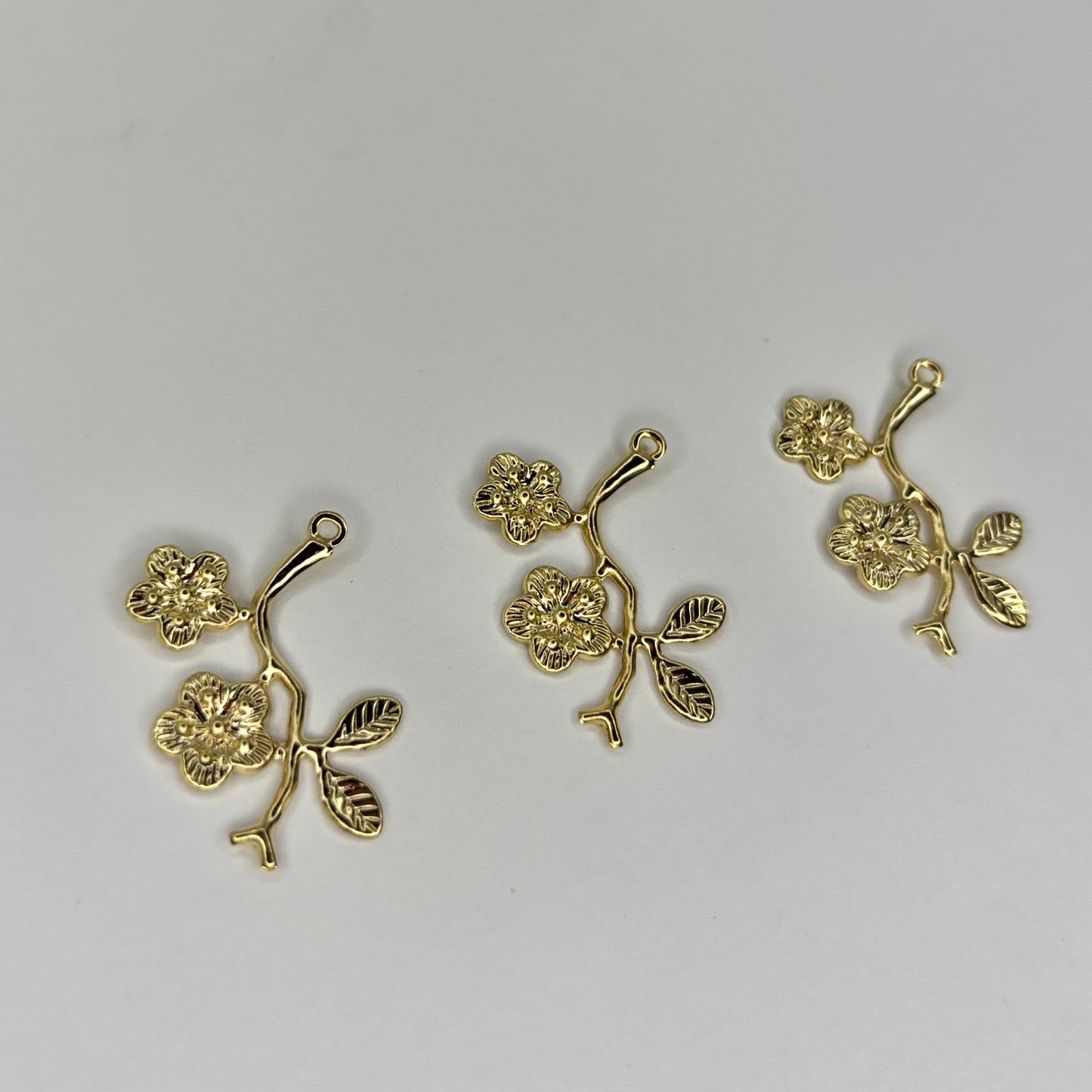 Dije de flor de cerezo