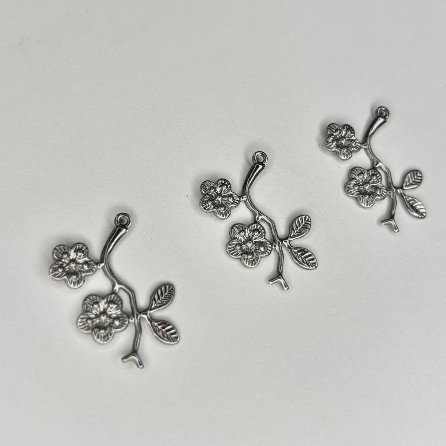 Dije de flor de cerezo