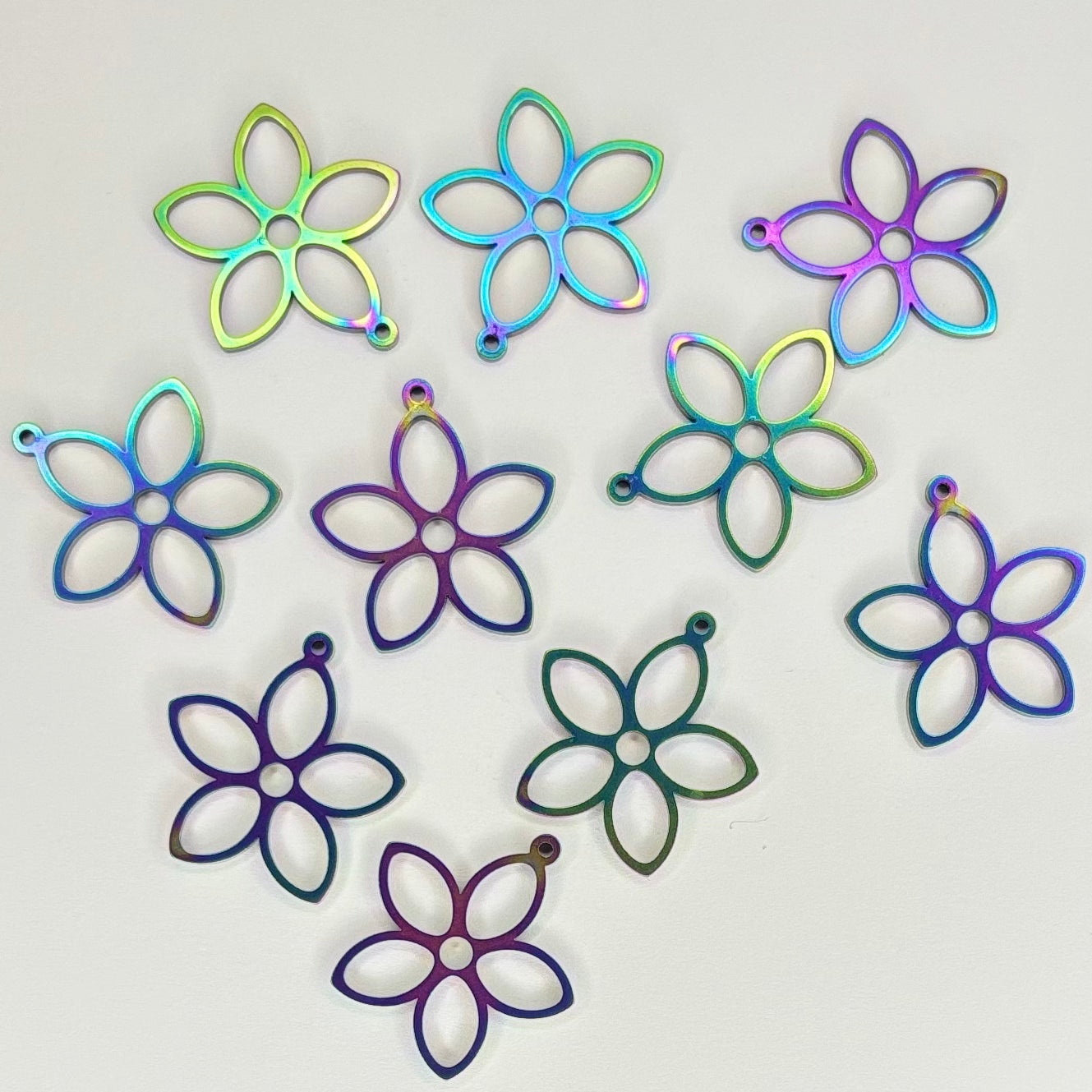 Dije de flor multicolor
