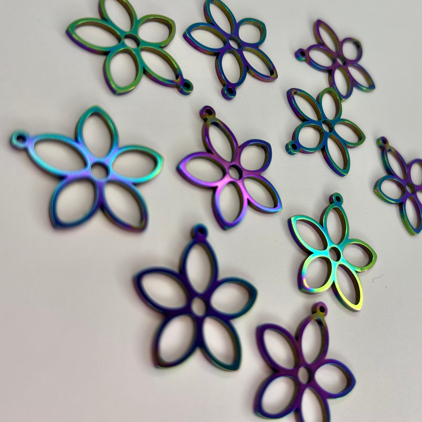 Dije de flor multicolor
